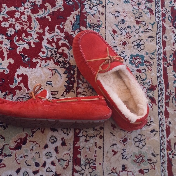 Red Ugg Moccasins 🍒 Sheep Wool Sherling Slippers Rare Color - Picture 4 of 16
